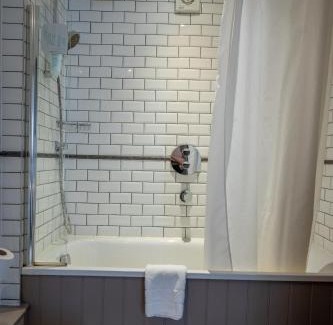 Chipping Sodbury Hotel | Cross Hands Hotel by Greene King Inns