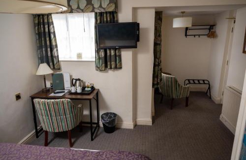 Chipping Sodbury Hotel | Cross Hands Hotel by Greene King Inns