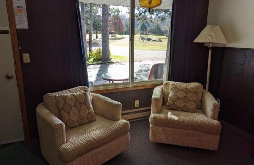 Montello Hotel | Crossroads motel & cabins