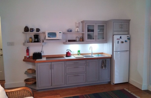 Hastings Apartment | Crotona Garden 2 Bed Apt, + Pool. Lush and Tropical. 2 Min Walk to Sea