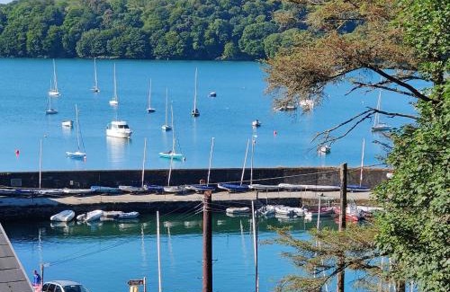 Glandore Apartment | Crow's Nest Glandore - 1 - Self Catering
