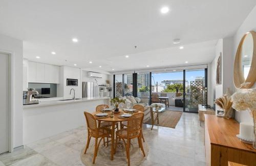 Wollongong Apartment | Crown Beach Escape - Stylish Comfort by the Sea