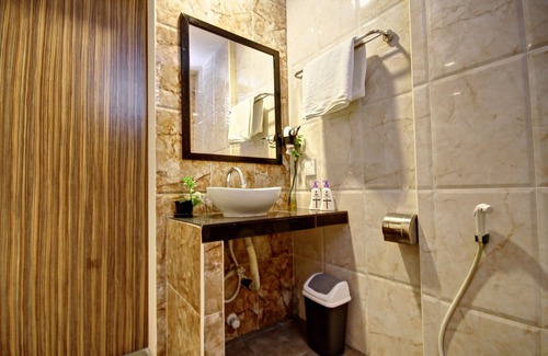 Dhiffushi Hotel | Crown Beach Villas