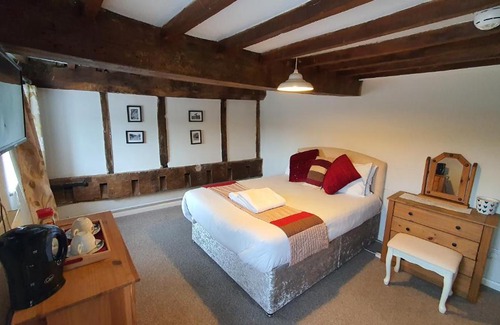 Whitchurch Bed & Breakfast | Crown Hotel