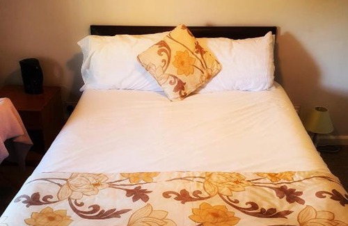 Whitchurch Bed & Breakfast | Crown Hotel