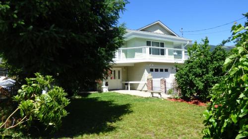 Lake Cowichan Bed & Breakfast | Crown House B&B