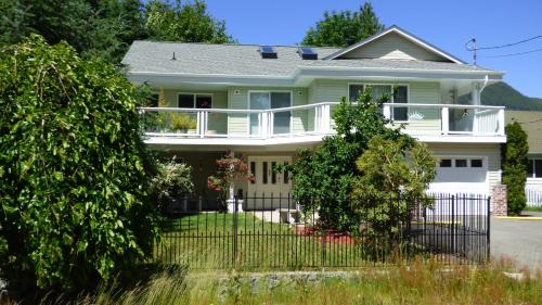 Lake Cowichan Bed & Breakfast | Crown House B&B