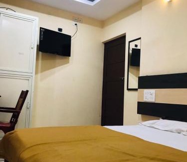 Thrippunithura Hotel | Crown Palace Tourist Home
