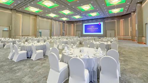 Diplomatic Area Hotel | Crowne Plaza Bahrain by IHG