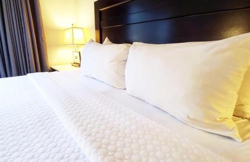 Oak Creek Hotel | Crowne Plaza Milwaukee South by IHG