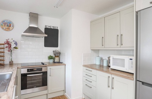 Rhosneigr Cottage | CROWS NEST - RHOSNEIGR, pet friendly, with a garden in Rhosneigr