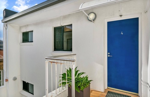Crows Nest Apartment | Crows Nest- SANT4 - Pacific Hwy - Sunny 1BR with Huge Private Deck in Central Crows Nest Location