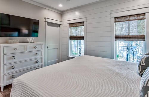 Seacrest Cottage | Cruis n & Sail n-Luxury Modern Cottage, extra sleeping space and Screened Porch in Magnolia Cottages