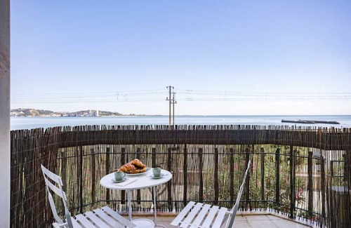 Linda-a-Velha Apartment | Cruz Quebrada · Charming TM Flat by the River