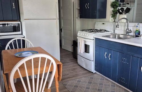 Crystal Beach Cottage | Crystal Beach-July Available 3 min walk to Beach! 3 Bedrooms, 1.5 baths.