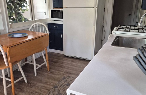 Crystal Beach Cottage | Crystal Beach-July Available 3 min walk to Beach! 3 Bedrooms, 1.5 baths.