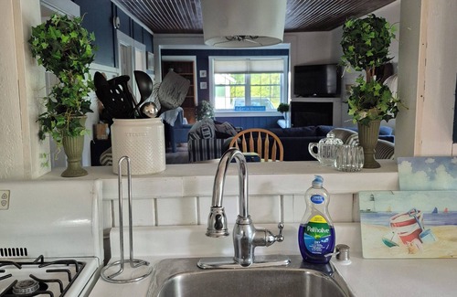 Crystal Beach Cottage | Crystal Beach-July Available 3 min walk to Beach! 3 Bedrooms, 1.5 baths.
