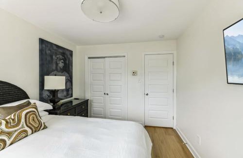 Aurora Highlands House | Crystal City Charm 2BR Free Parking 304