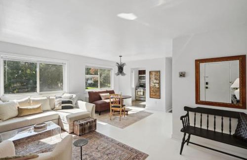 Aurora Highlands House | Crystal City Charm Free Parking