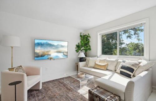 Aurora Highlands House | Crystal City Charm Free Parking