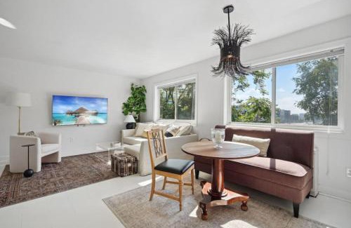 Aurora Highlands House | Crystal City Charm Free Parking