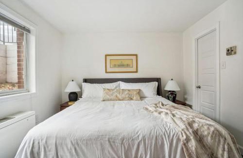 Aurora Highlands House | Crystal City Charm Free Parking 102