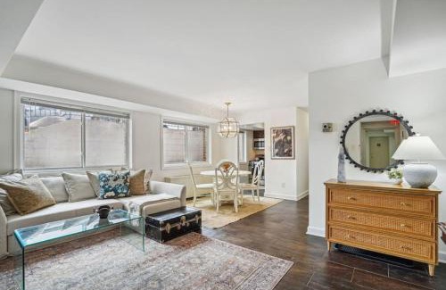 Aurora Highlands House | Crystal City Charm Free Parking 102