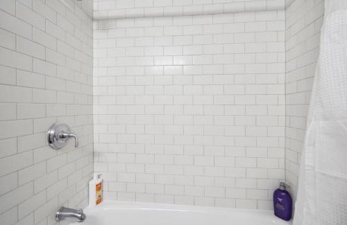 Aurora Highlands House | Crystal City Charm Free Parking 102