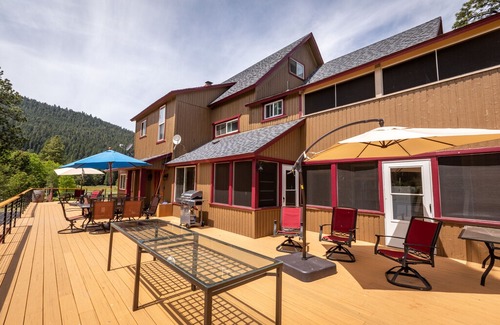 Fort Klamath House | Crystal Creek Mountain Lodge near Crater Lake and Pacific Crest Trail