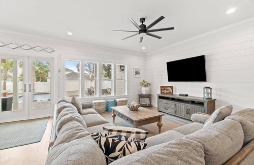 Crystal Beach House | Crystal Palms ~ Heated Resort Style Pool ~ New Luxury ~ Steps To Beach