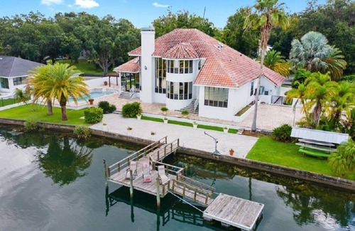 Crystal River House | Crystal River Manatee Palace A Waterfront Retreat HEATED POOL!