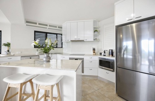 Sunshine Beach Apartment | Crystal Shores Unit 2, 200m to beach, dog friendly