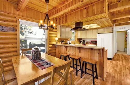Eagle Mountain Estates Cabin | Cub's Cabin/Charming 3-Bedroom Log Cabin Near Big Bear Lake
