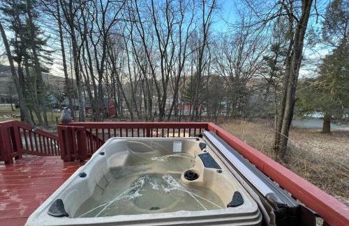Thayerville House | Cubs Den - Hot Tub- Walk to Lake- Fire Pit - Kayaks