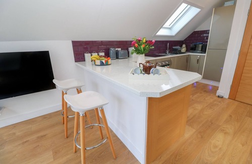 Mabe Cottage | CUCKOO'S REST, romantic, with a garden in Penryn