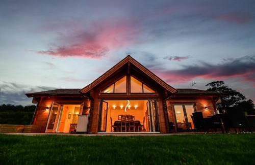 Graig House | Cuddfan Lodge on a Beautiful Lake