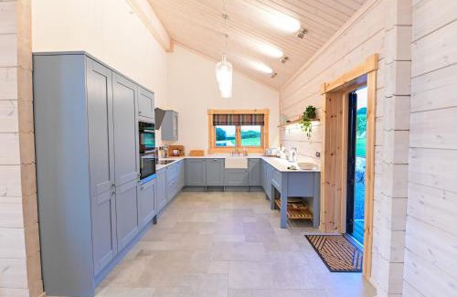 Graig House | Cuddfan Lodge on a Beautiful Lake