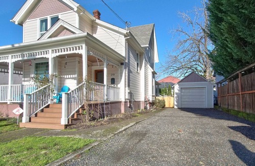McMinnville House | Culinary + Wine Delights on Your Doorstep | Dog-Friendly House + Yard