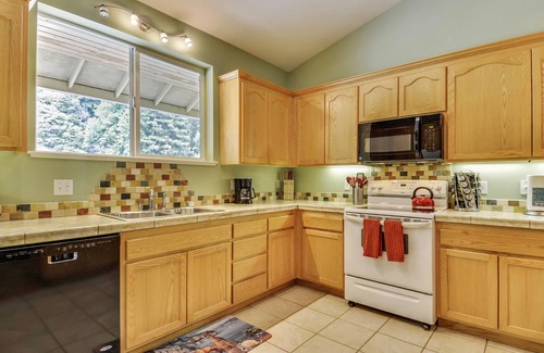 Guerneville House | Culture Blend ~ Great Group Getaway, Hot Tub, River Access, Game Room, BBQ!