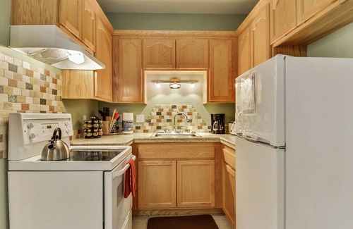 Guerneville House | Culture Blend ~ Great Group Getaway, Hot Tub, River Access, Game Room, BBQ!