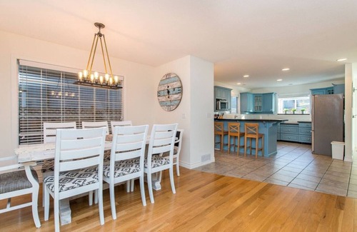 Cultus Lake House | Cultus Lake Cottage- 5 bedroom 3 bathroom- Walking distance to beach
