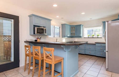 Cultus Lake House | Cultus Lake Cottage- 5 bedroom 3 bathroom- Walking distance to beach