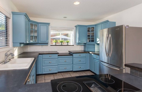 Cultus Lake House | Cultus Lake Cottage- 5 bedroom 3 bathroom- Walking distance to beach