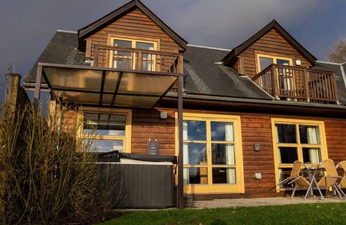 Balmaha Villa | Culzean Diamond Lodge with hot tub and sauna