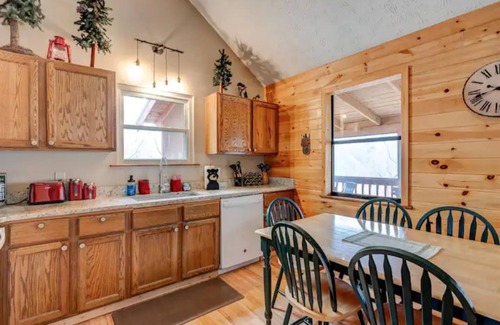 Gatlinburg - Pigeon Forge Cabin | Cupid's Haven: Private Cabin Close To All
