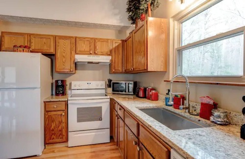 Gatlinburg - Pigeon Forge Cabin | Cupid's Haven: Private Cabin Close To All