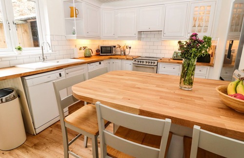Berwick-upon-Tweed Cottage | CURLEW COTTAGE, 2 FENKLE STREET, family friendly in Holy Island