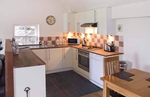 Longnor Cottage | CURLEW COTTAGE, character holiday cottage in Hartington