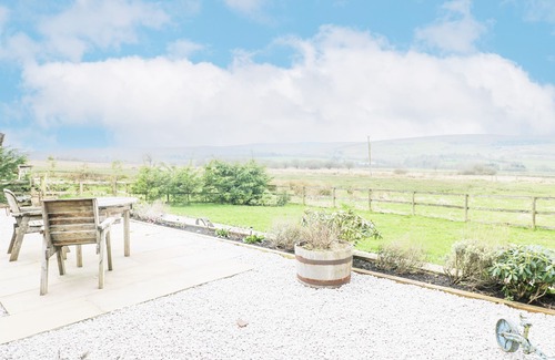 Longnor Cottage | CURLEW COTTAGE, character holiday cottage in Hartington