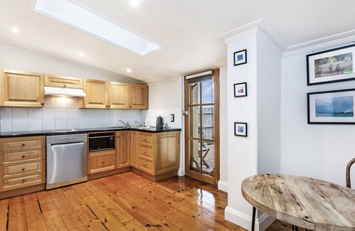Port Fairy Cottage | Curragh Cottage is one of two quaint historic one bedroom cottages in Port Fairy